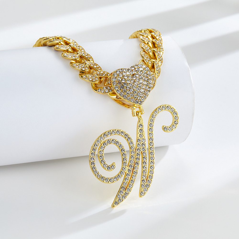 Collana cubana con cuore e iniziale in corsivo, impreziosita da diamanti
