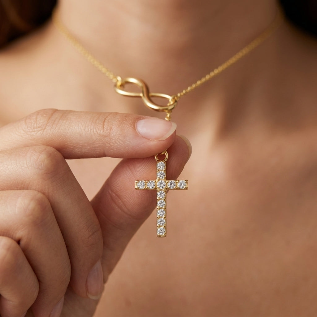 Collier 18k avec croix et cordon symbole de l’infini
