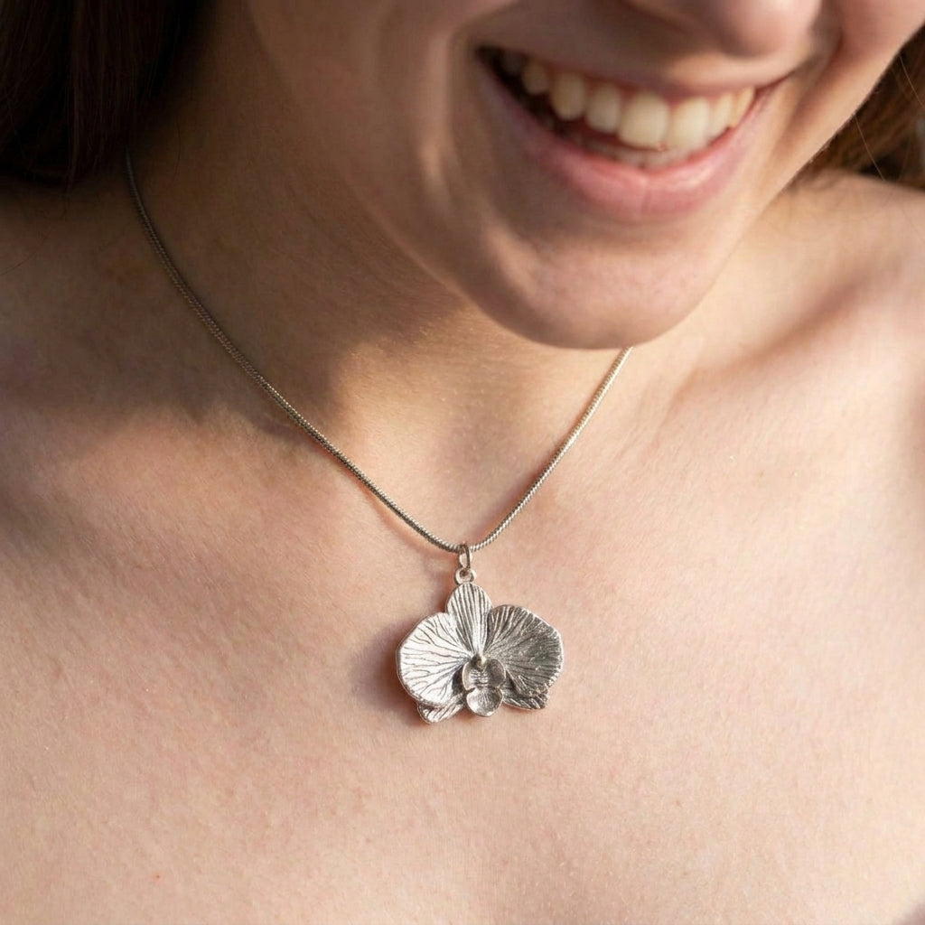 Collier floral avec orchidée