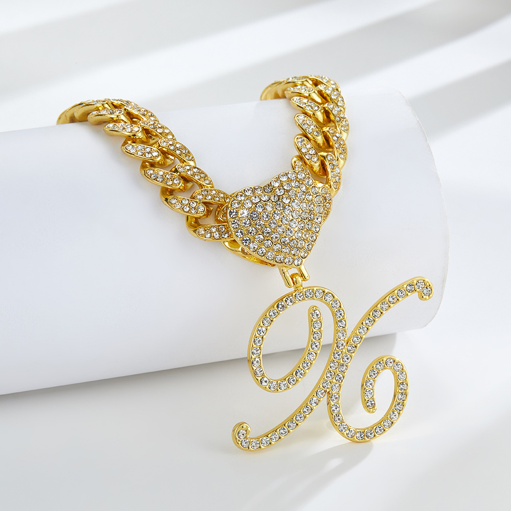 Collana cubana con cuore e iniziale in corsivo, impreziosita da diamanti