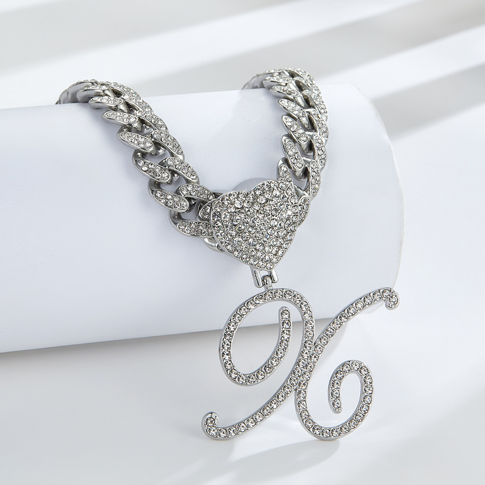 Collana cubana con cuore e iniziale in corsivo, impreziosita da diamanti