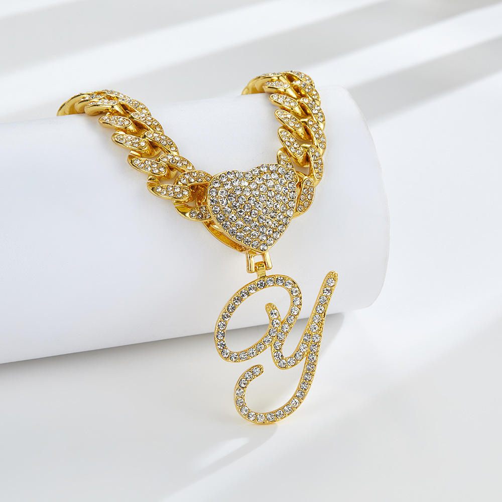 Collana cubana con cuore e iniziale in corsivo, impreziosita da diamanti