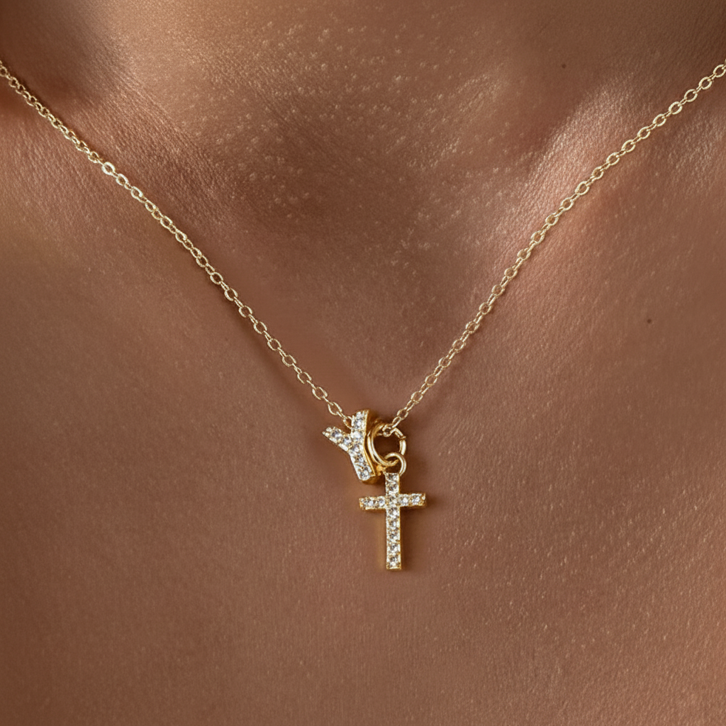 Collar delicado con inicial de diamante y cruz
