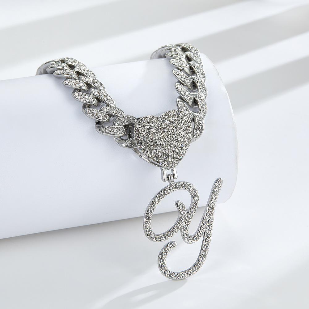 Collana cubana con cuore e iniziale in corsivo, impreziosita da diamanti