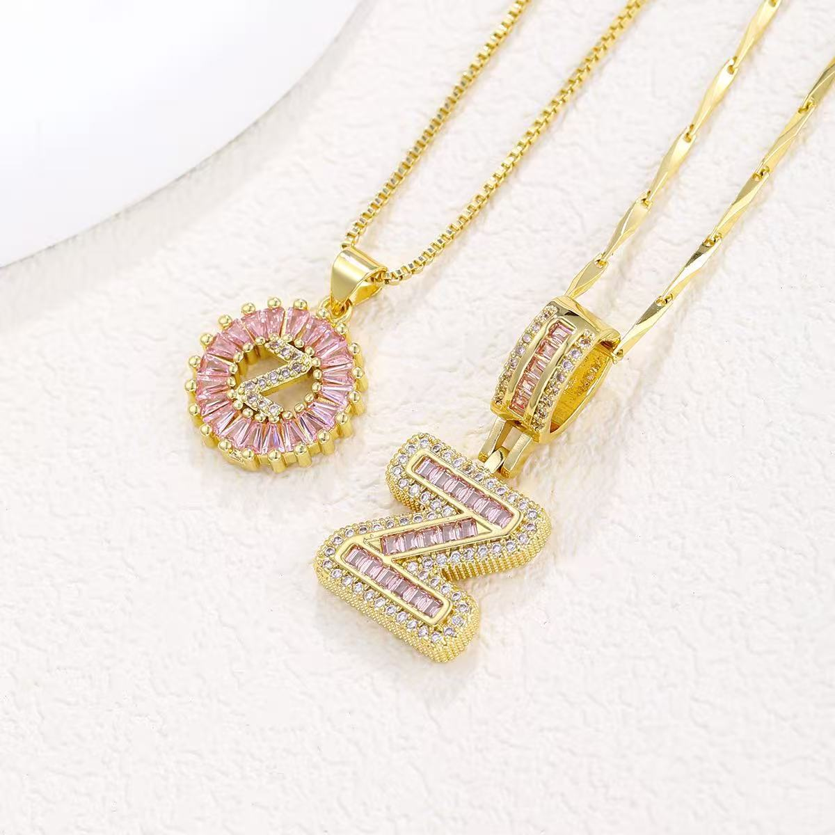Zestaw 2 naszyjników 14k z diamentowym inicjałem litery (edycja limitowana Pink)