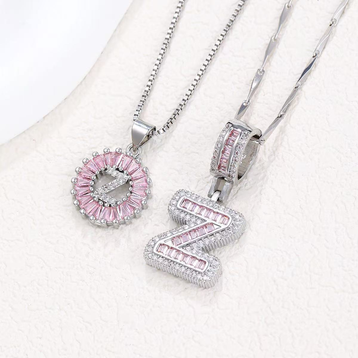 Zestaw 2 naszyjników 14k z diamentowym inicjałem litery (edycja limitowana Pink)