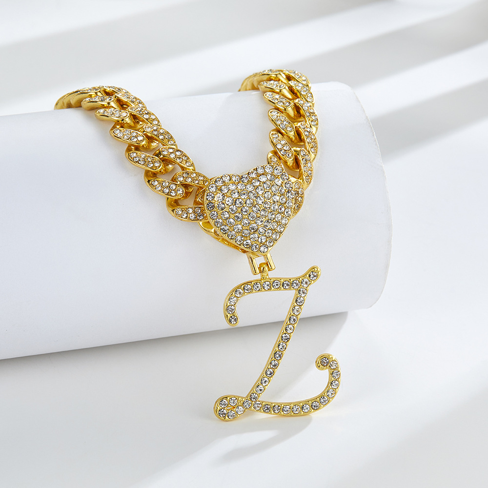 Collana cubana con cuore e iniziale in corsivo, impreziosita da diamanti