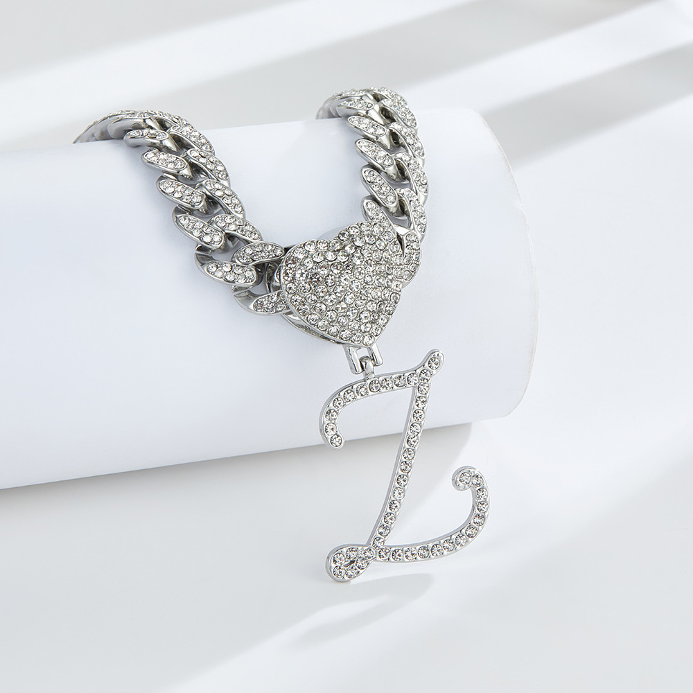Collana cubana con cuore e iniziale in corsivo, impreziosita da diamanti