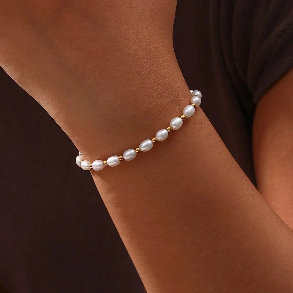 Bracelet ajustable en perles avec accents dorés