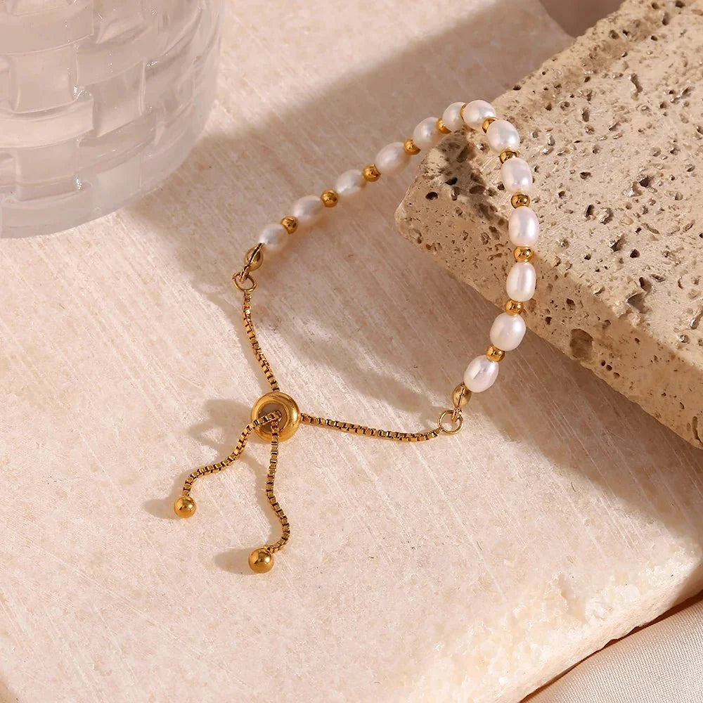 Bracelet ajustable en perles avec accents dorés