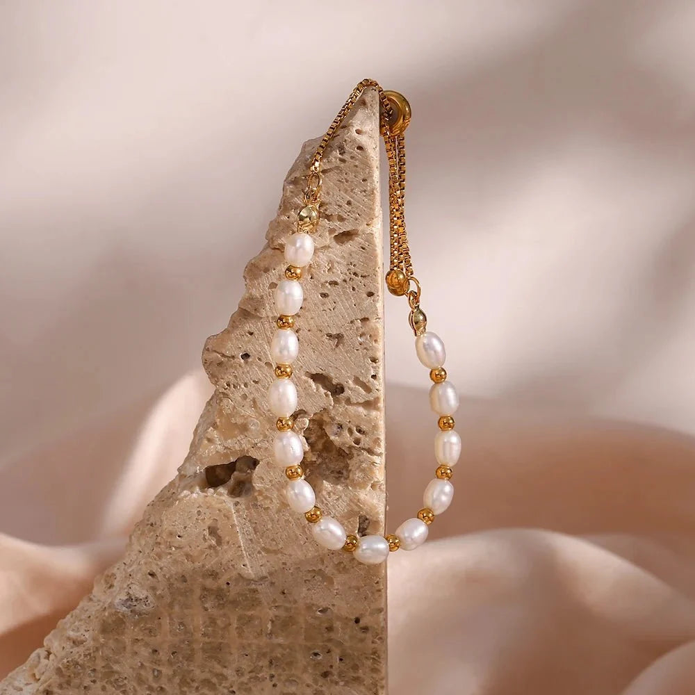 Bracelet ajustable en perles avec accents dorés