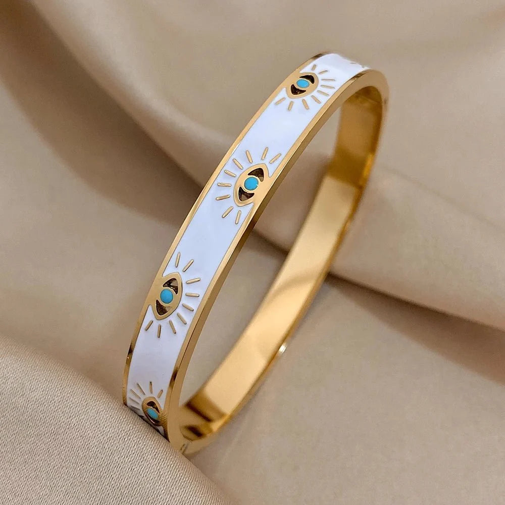 Elegancka bransoletka bangle z motywem złego oka i białą emalią