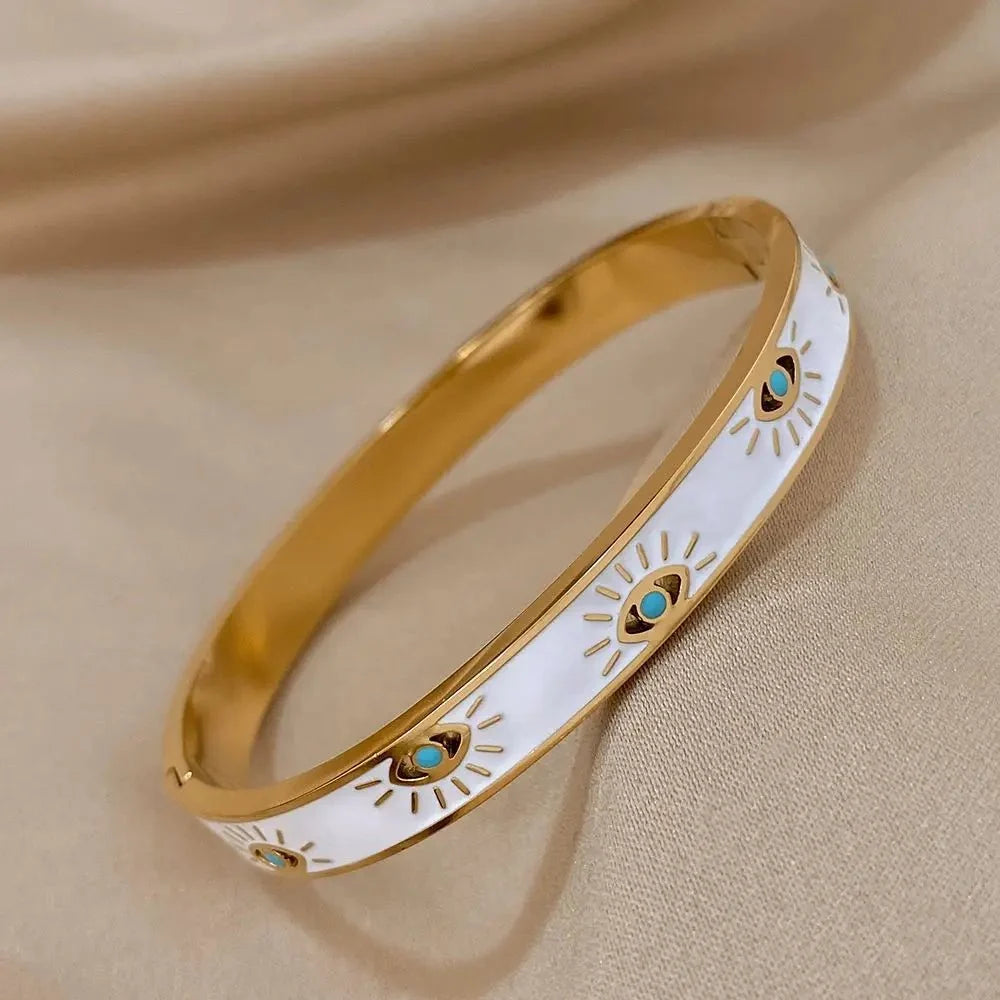 Elegancka bransoletka bangle z motywem złego oka i białą emalią