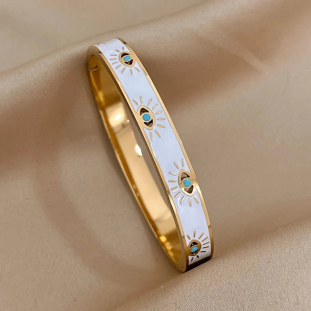 Elegancka bransoletka bangle z motywem złego oka i białą emalią