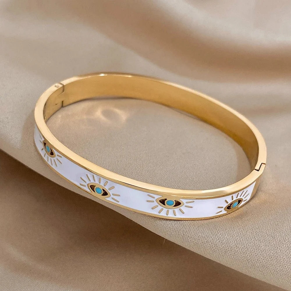 Elegancka bransoletka bangle z motywem złego oka i białą emalią