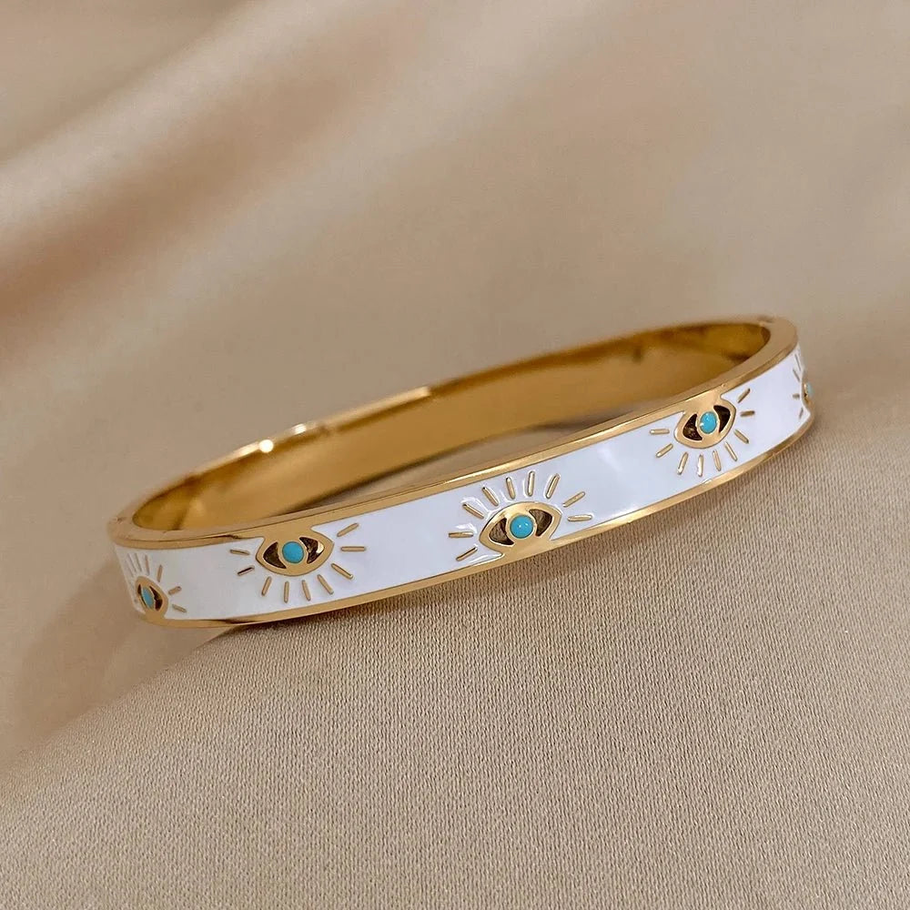 Elegancka bransoletka bangle z motywem złego oka i białą emalią