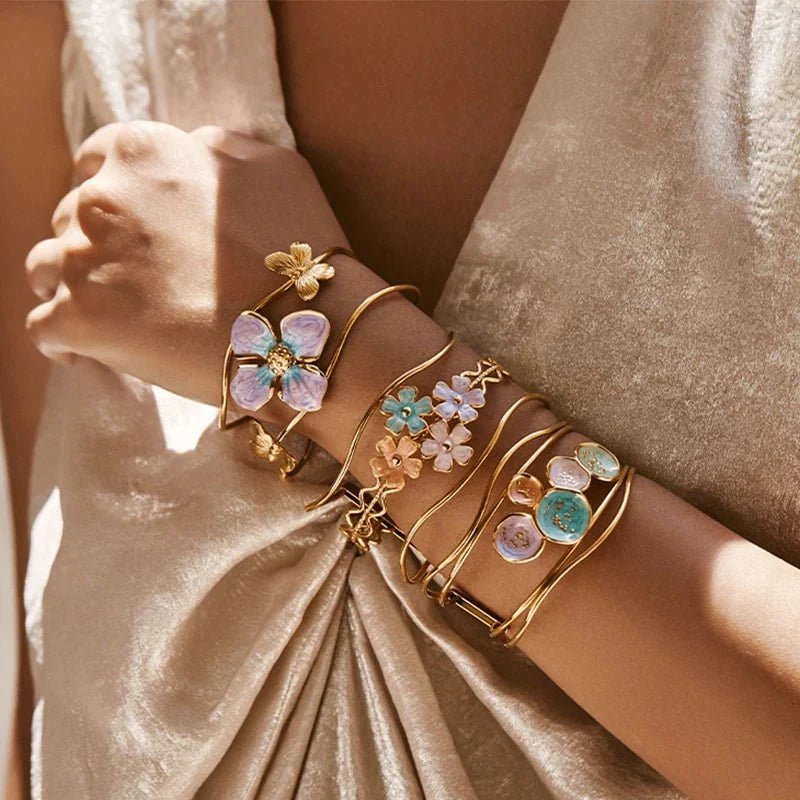 Eleganckie bransoletki typu bangle z motywem kwiatowym