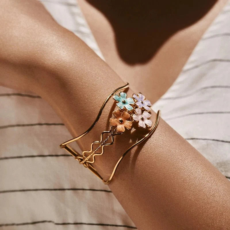 Eleganckie bransoletki typu bangle z motywem kwiatowym