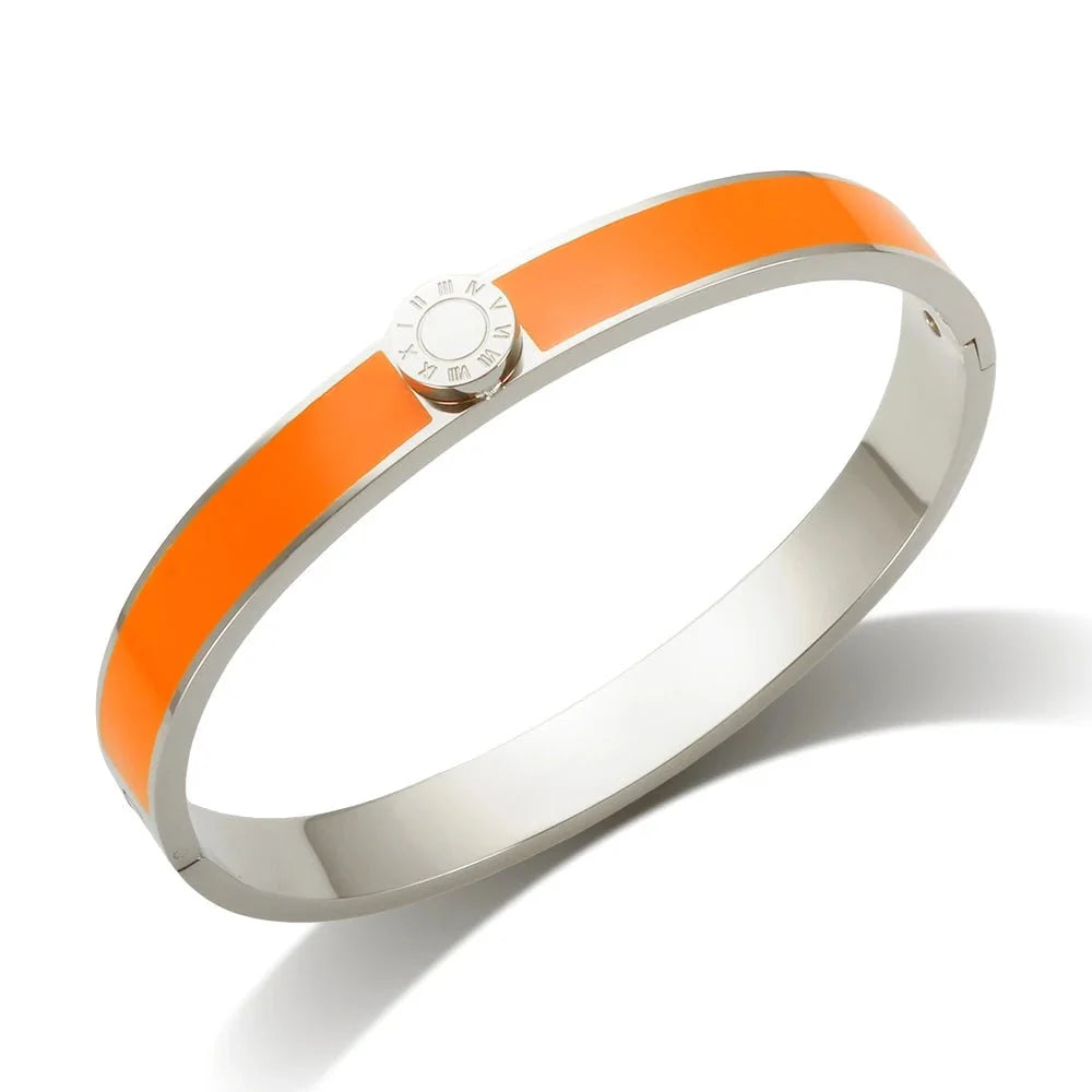Elegancka bransoletka bangle z cyframi rzymskimi i pierścionkami