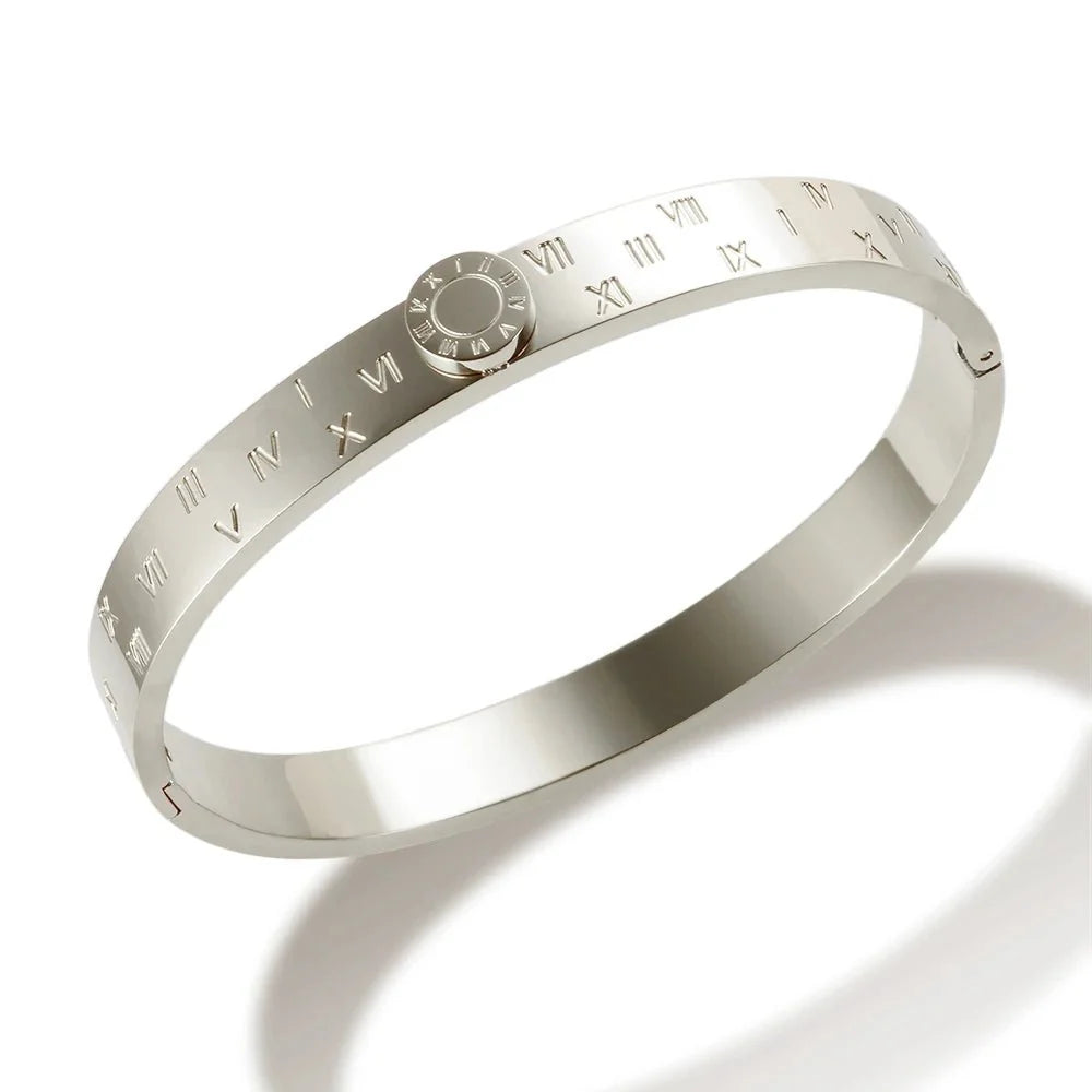 Elegancka bransoletka bangle z cyframi rzymskimi i pierścionkami