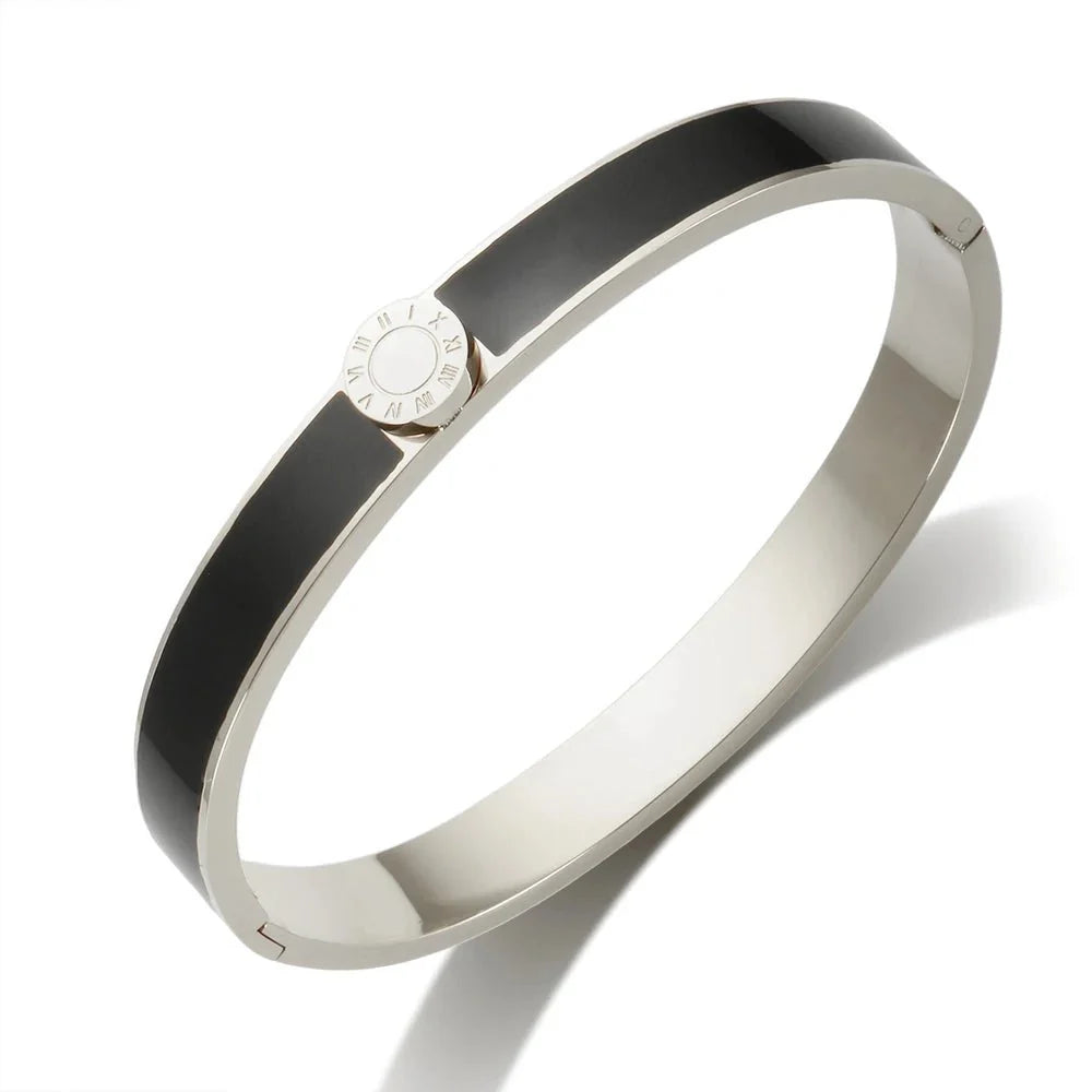 Elegancka bransoletka bangle z cyframi rzymskimi i pierścionkami