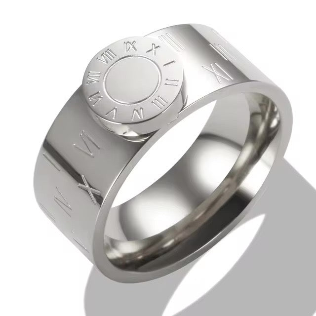 Elegancka bransoletka bangle z cyframi rzymskimi i pierścionkami