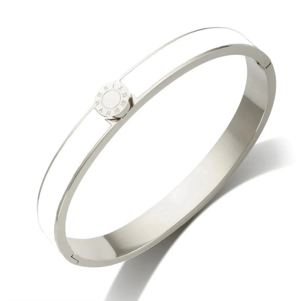 Elegancka bransoletka bangle z cyframi rzymskimi i pierścionkami