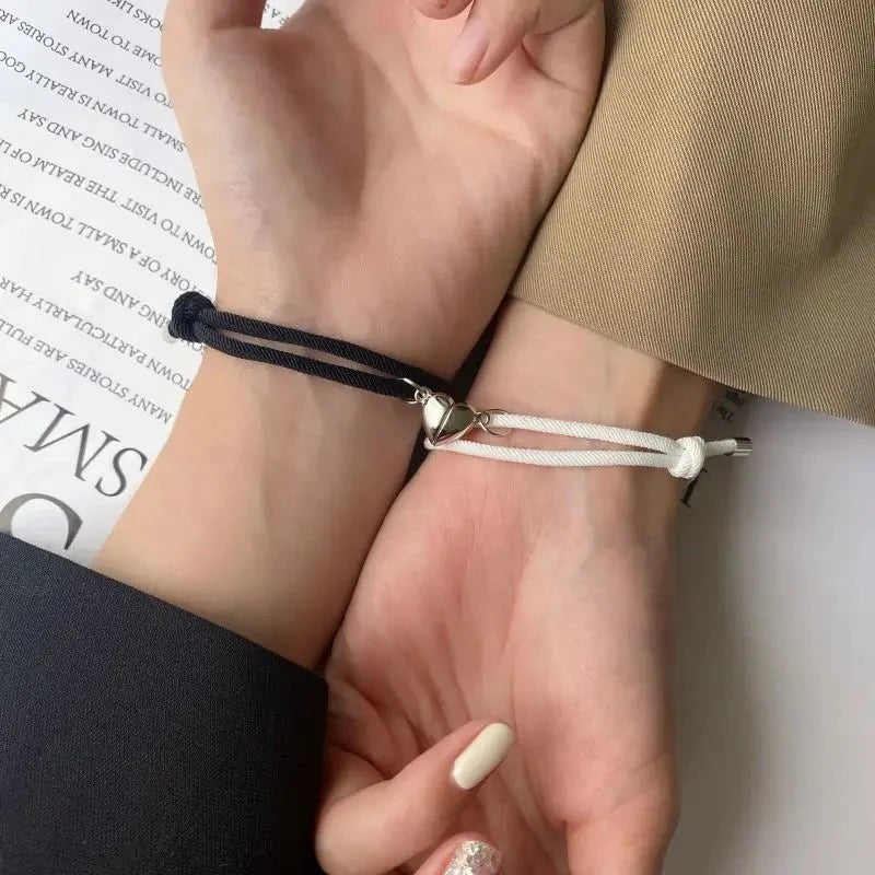 Zestaw bransoletek dla par z magnetycznymi sercami i sznurkowym splotem