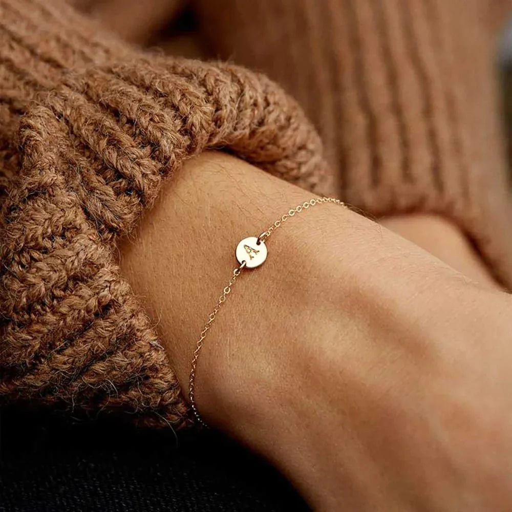 Bracelet délicat à chaîne orné d’un pendentif avec initiale