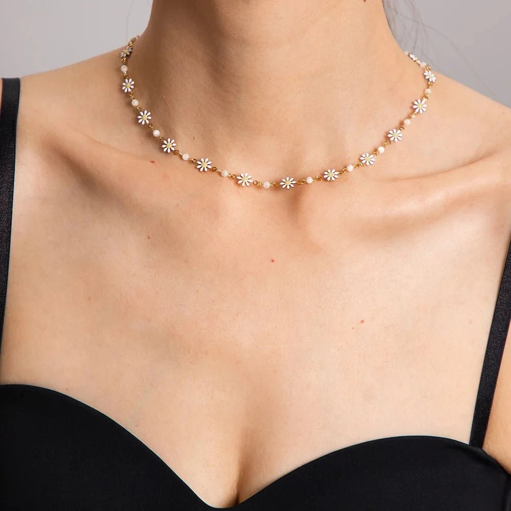 Ensemble délicat bracelet, collier et boucles d’oreilles floraux à marguerites