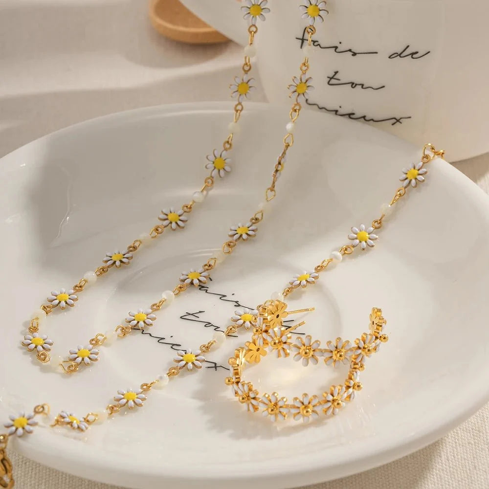 Ensemble délicat bracelet, collier et boucles d’oreilles floraux à marguerites