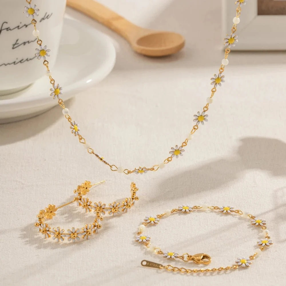 Ensemble délicat bracelet, collier et boucles d’oreilles floraux à marguerites