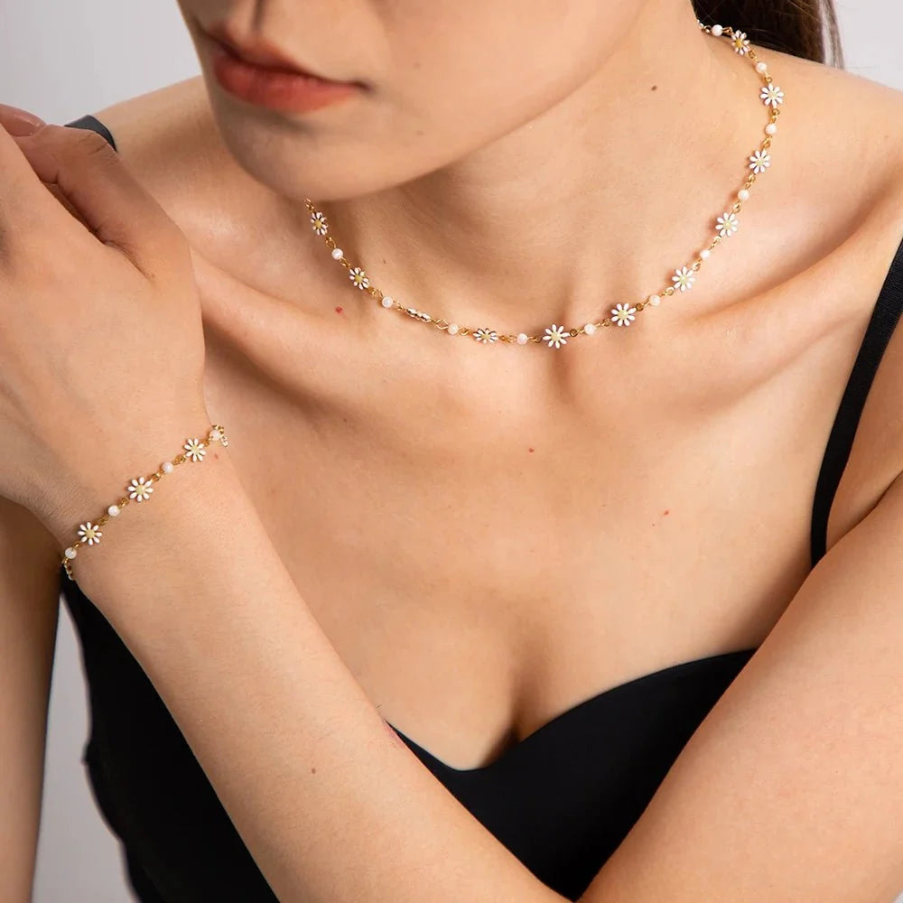 Ensemble délicat bracelet, collier et boucles d’oreilles floraux à marguerites