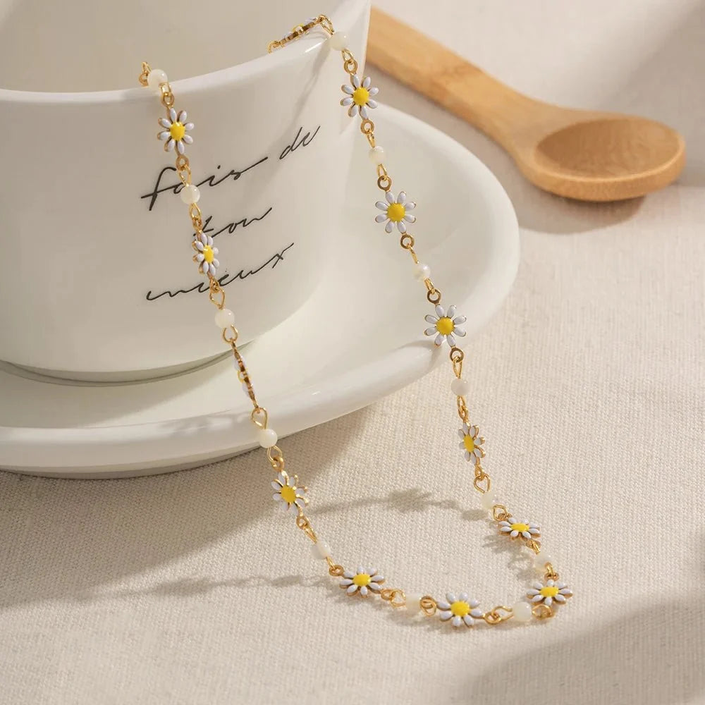 Ensemble délicat bracelet, collier et boucles d’oreilles floraux à marguerites