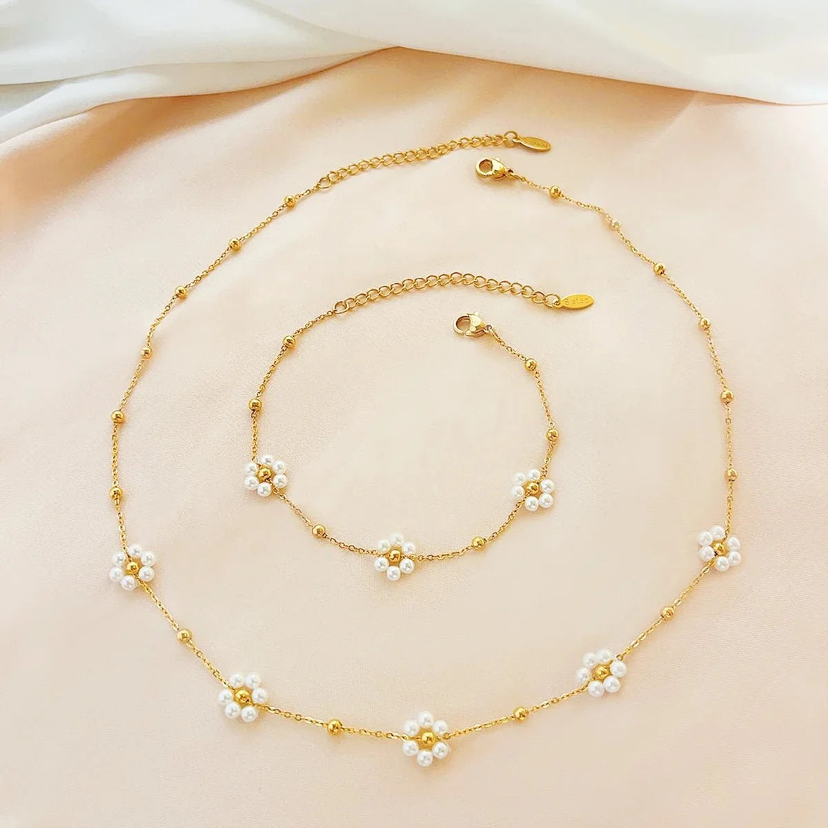Collier et bracelets délicats à motif marguerite