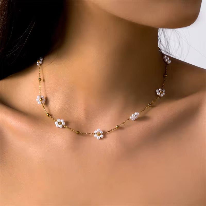 Collier et bracelets délicats à motif marguerite