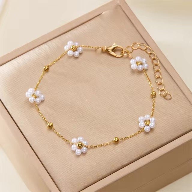 Collier et bracelets délicats à motif marguerite