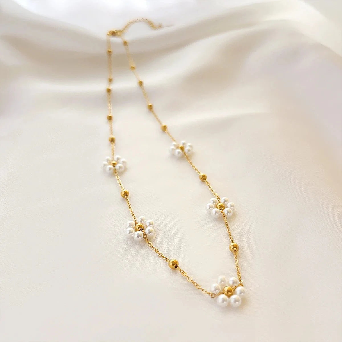 Collier et bracelets délicats à motif marguerite