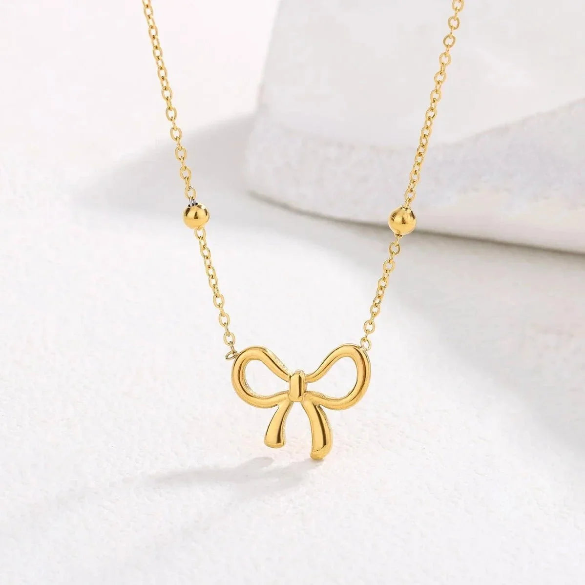 Collana delicata e femminile con fiocco