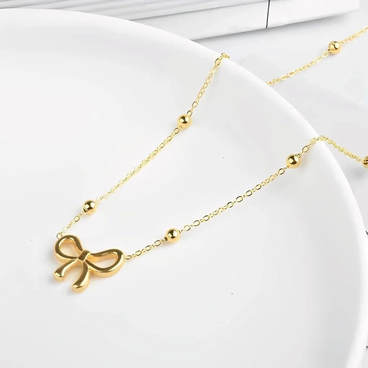 Collana delicata e femminile con fiocco