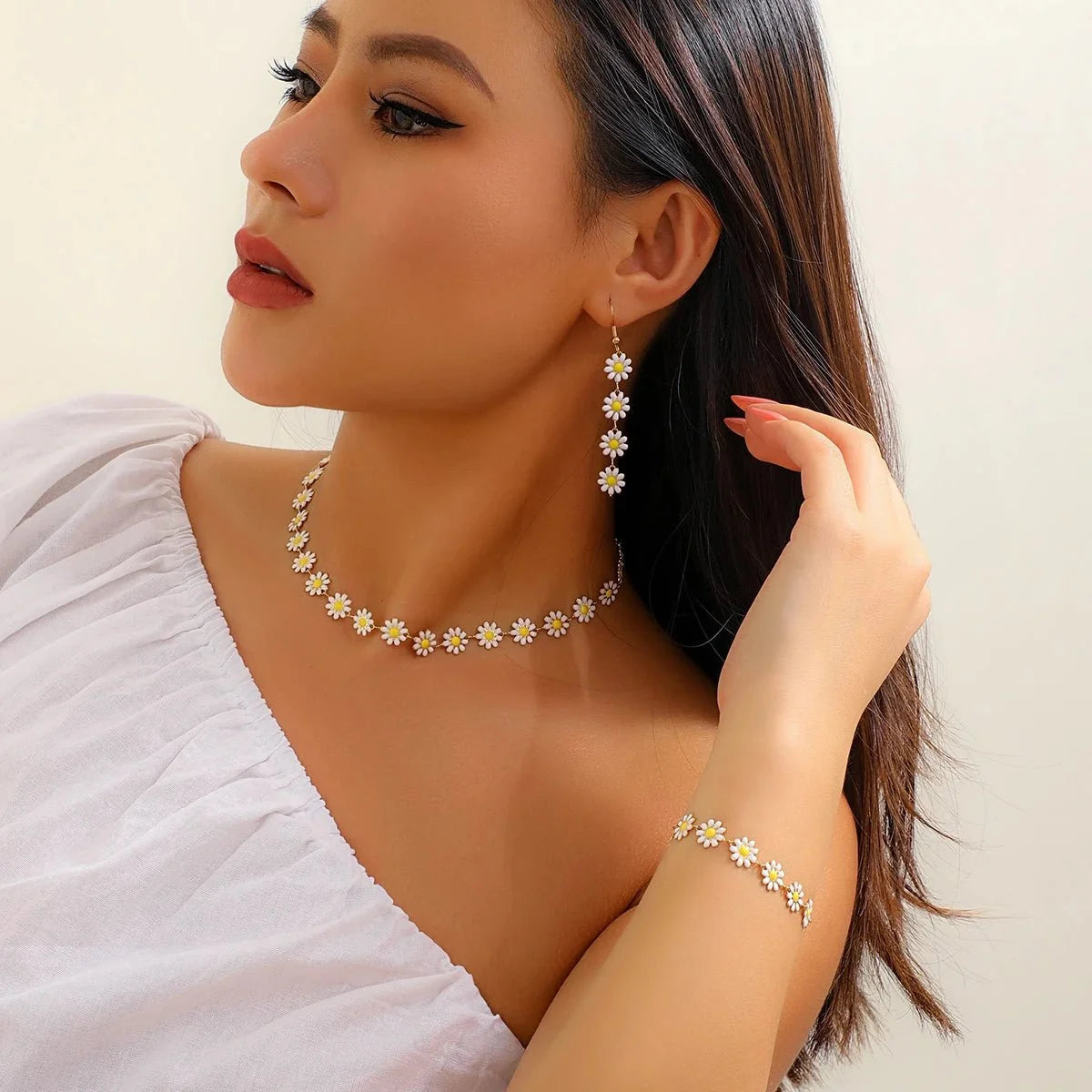 Delikatny zestaw naszyjnika typu choker, bransoletki i kolczyków z kwiatowymi stokrotkami