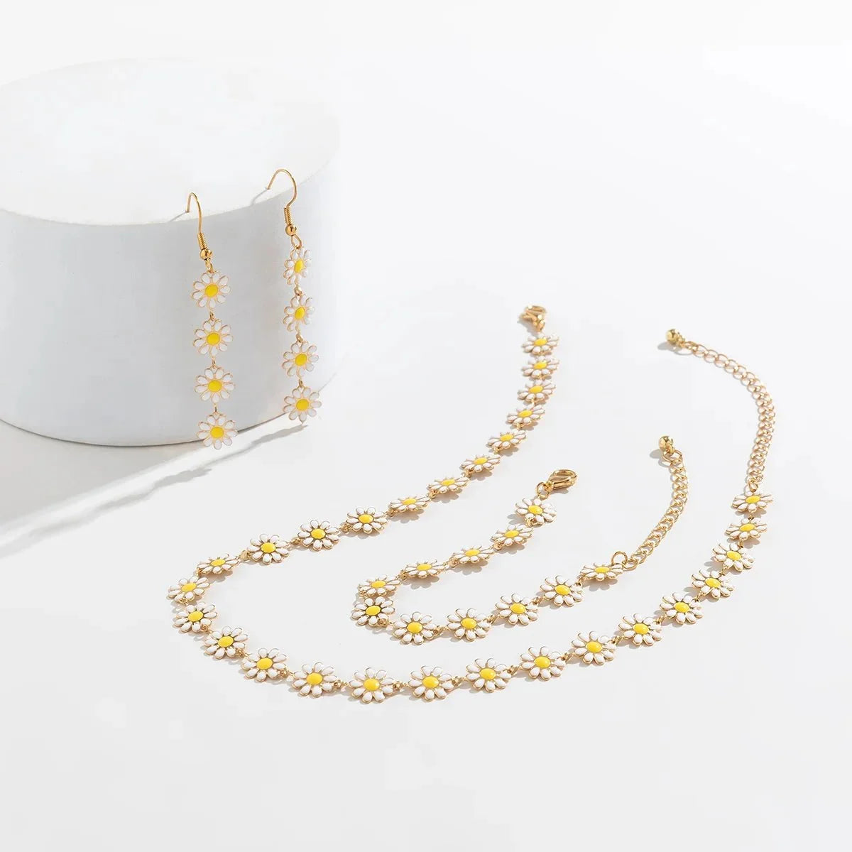 Delikatny zestaw naszyjnika typu choker, bransoletki i kolczyków z kwiatowymi stokrotkami