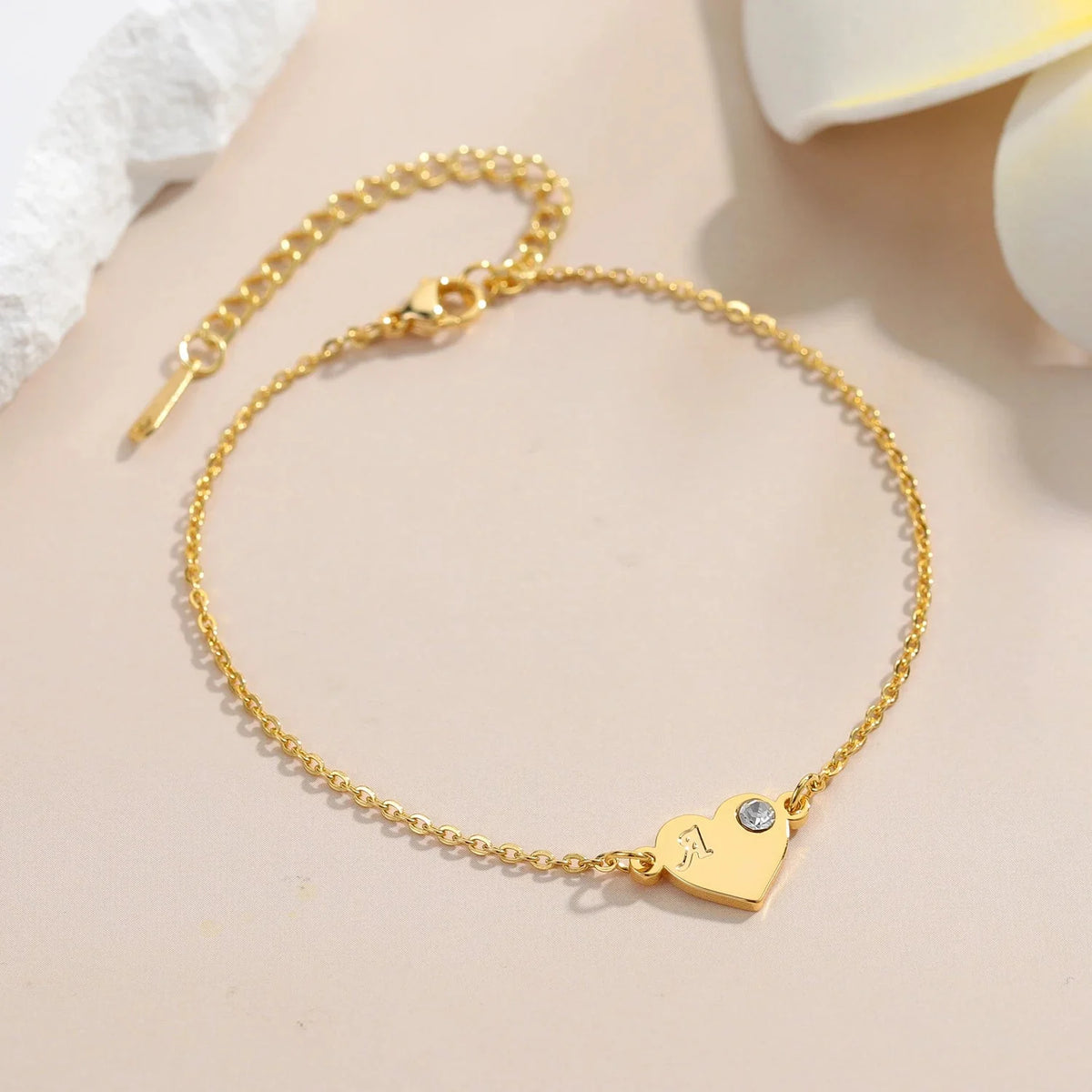 Bracelet délicat cœur avec pierre de naissance et initiale