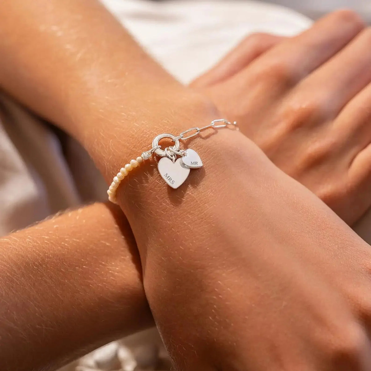 Bracelet délicat personnalisé à double cœur en perles et chaîne trombone