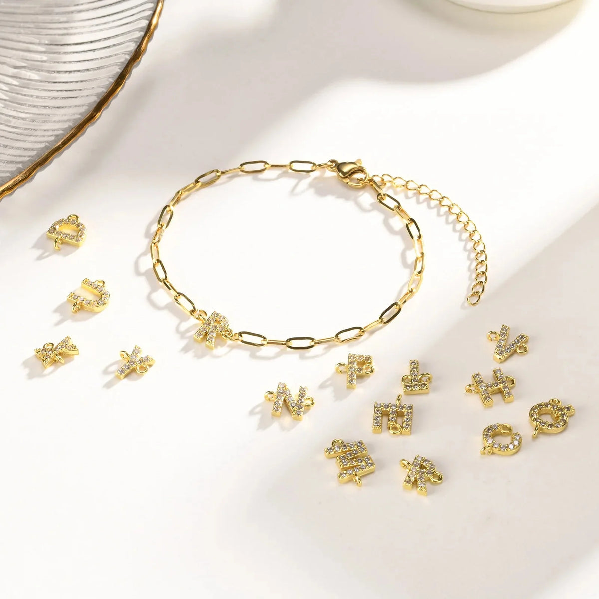 Bracelet délicat fin à chaîne trombone avec initiale
