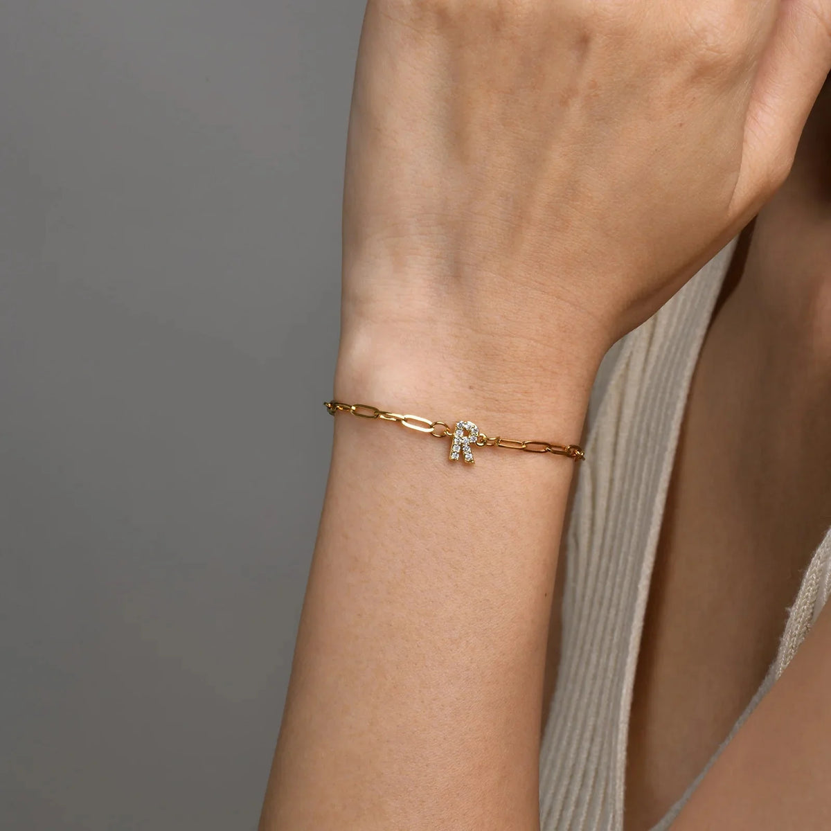 Bracelet délicat fin à chaîne trombone avec initiale