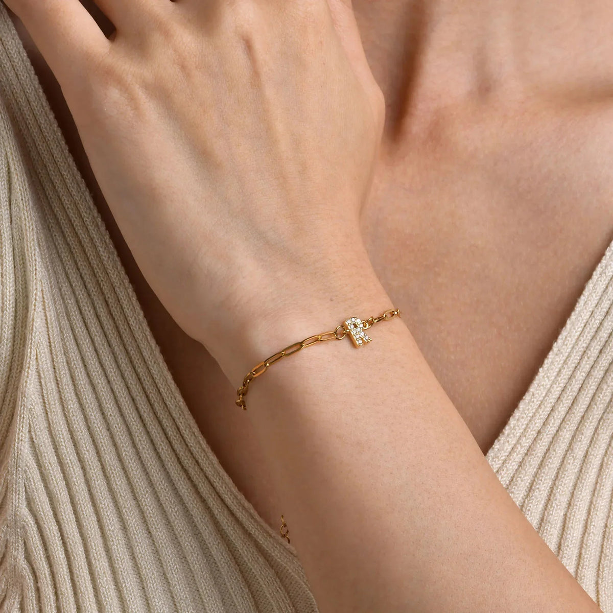Bracelet délicat fin à chaîne trombone avec initiale