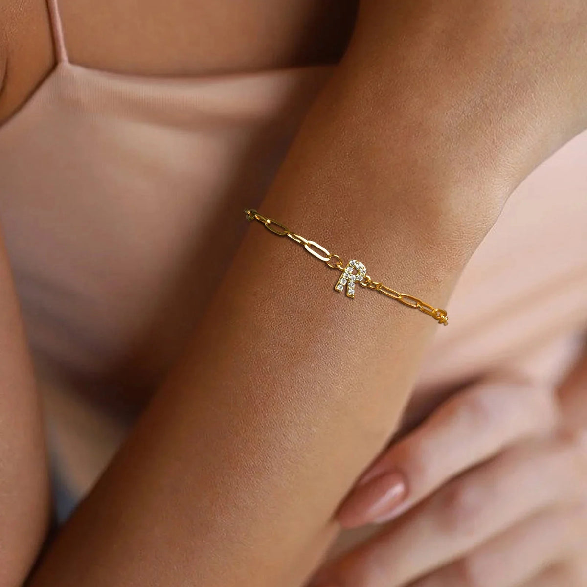 Bracelet délicat fin à chaîne trombone avec initiale