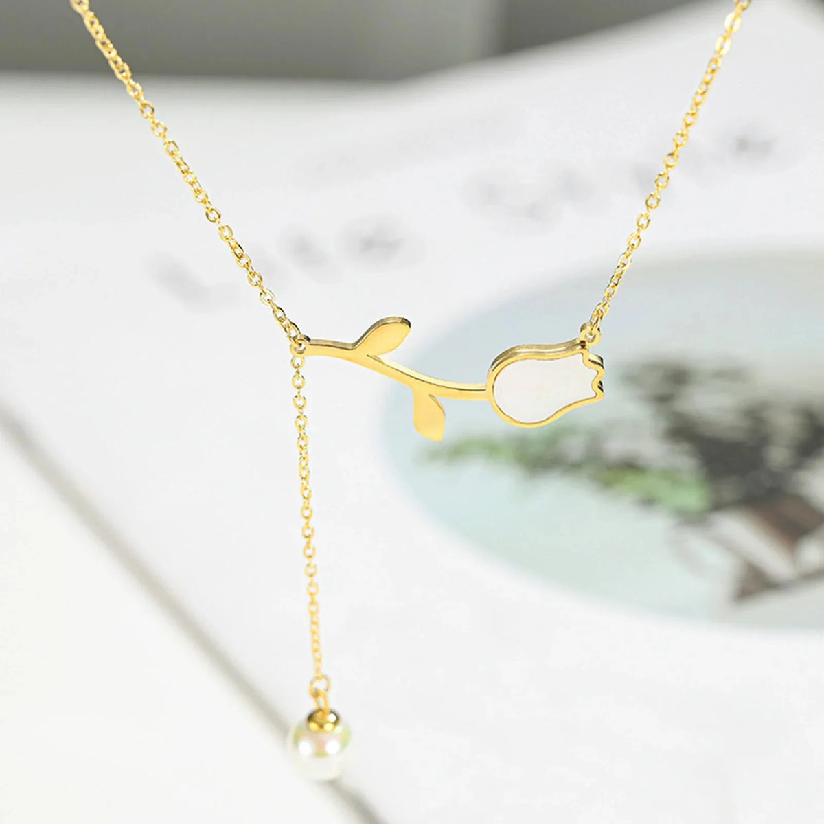 Collana delicata con nappa di perle e tulipano