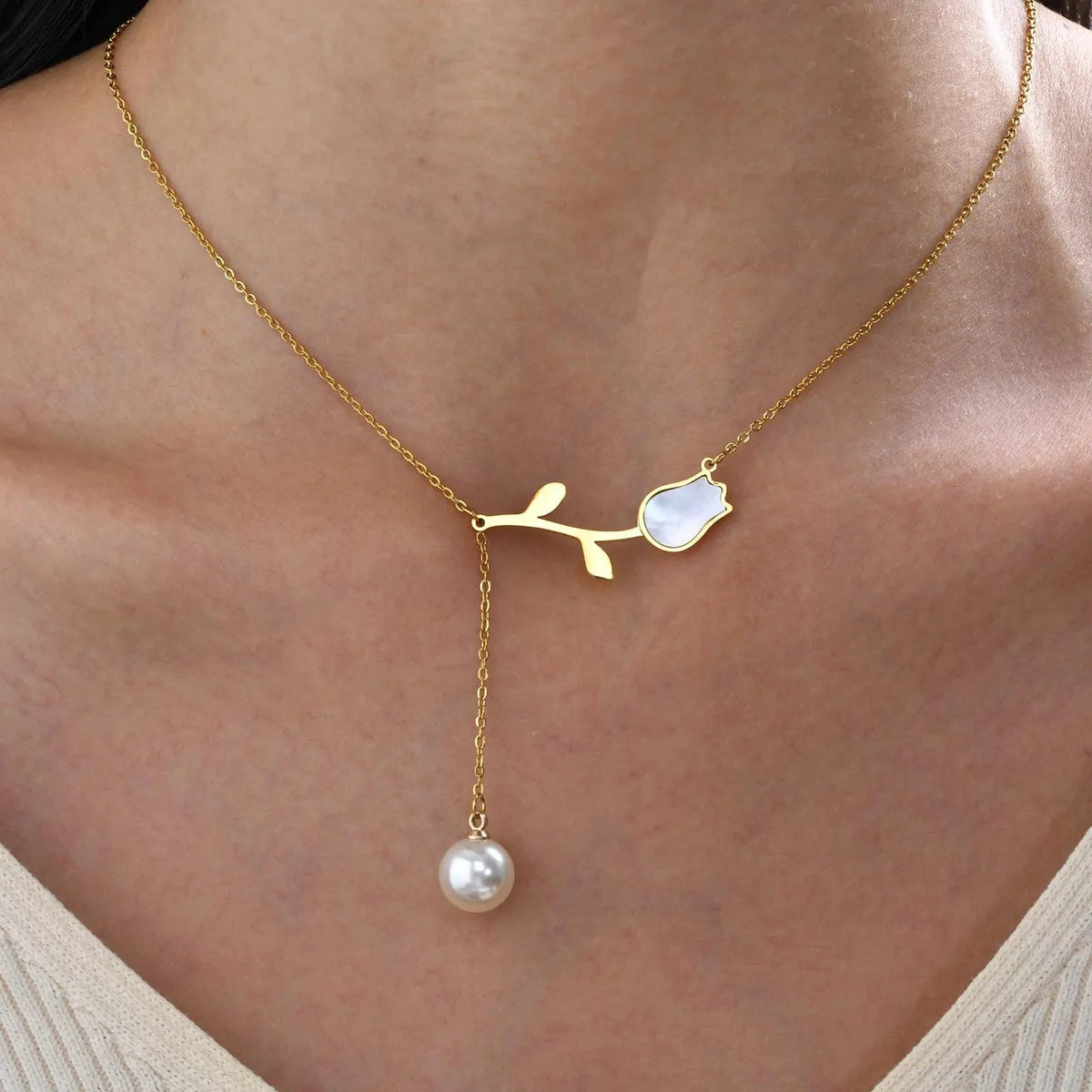 Collana delicata con nappa di perle e tulipano